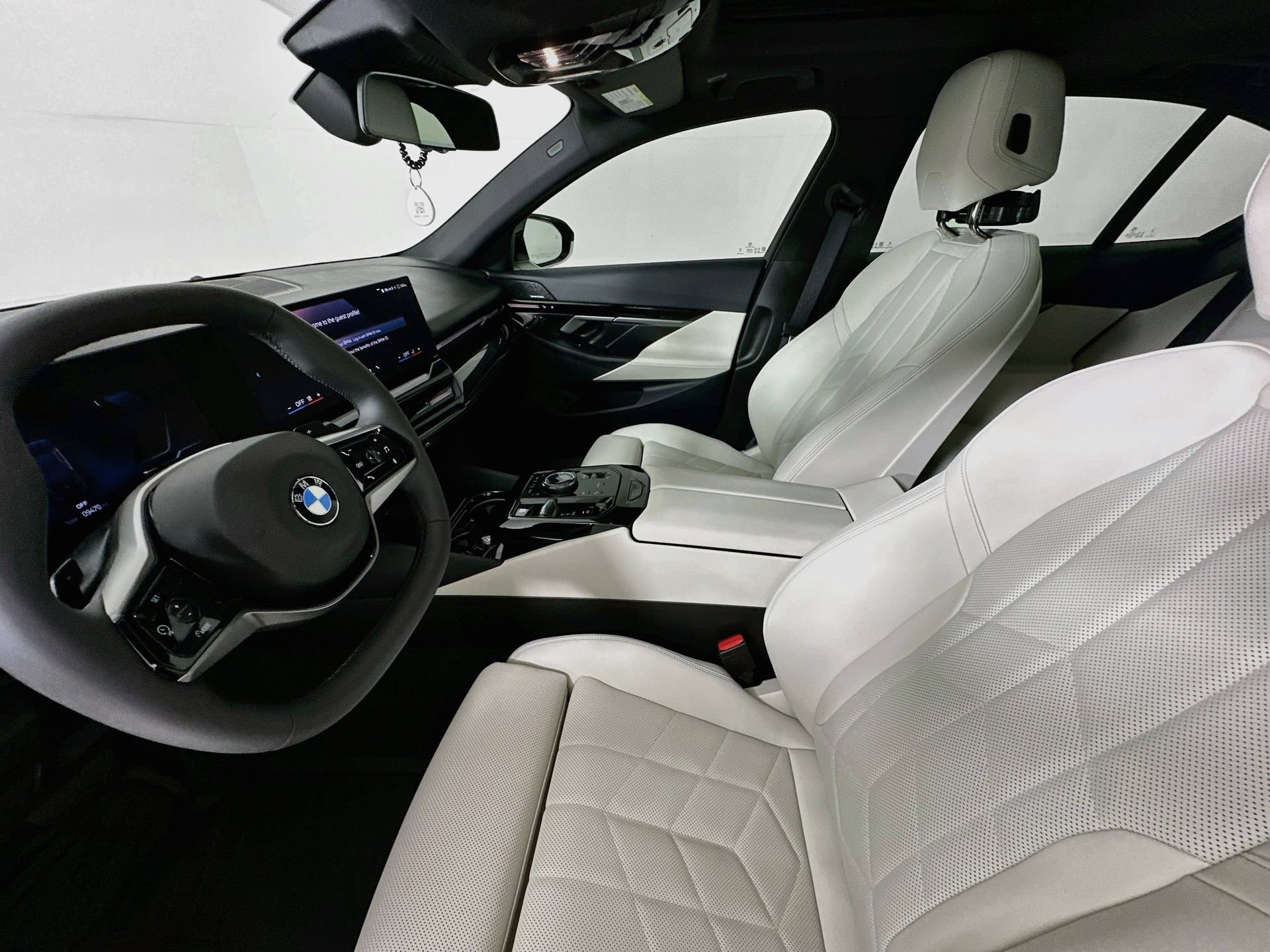 Used 2025 BMW 530i w/ Premium Package RWD image 22