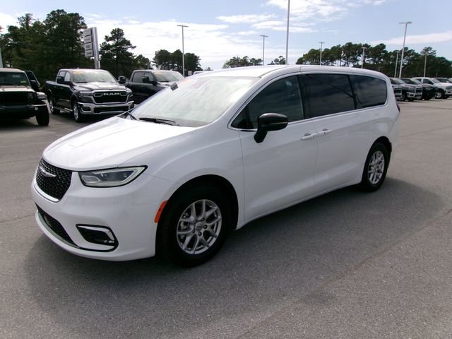 Used 2025 Chrysler Pacifica Select image 2
