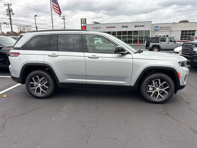 New 2025 Jeep Grand Cherokee Limited w/ Trailer Tow Package image 2