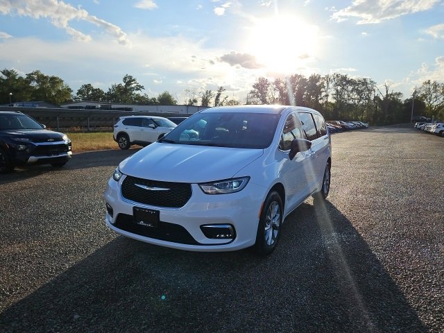 New 2026 Chrysler Pacifica Select image 40