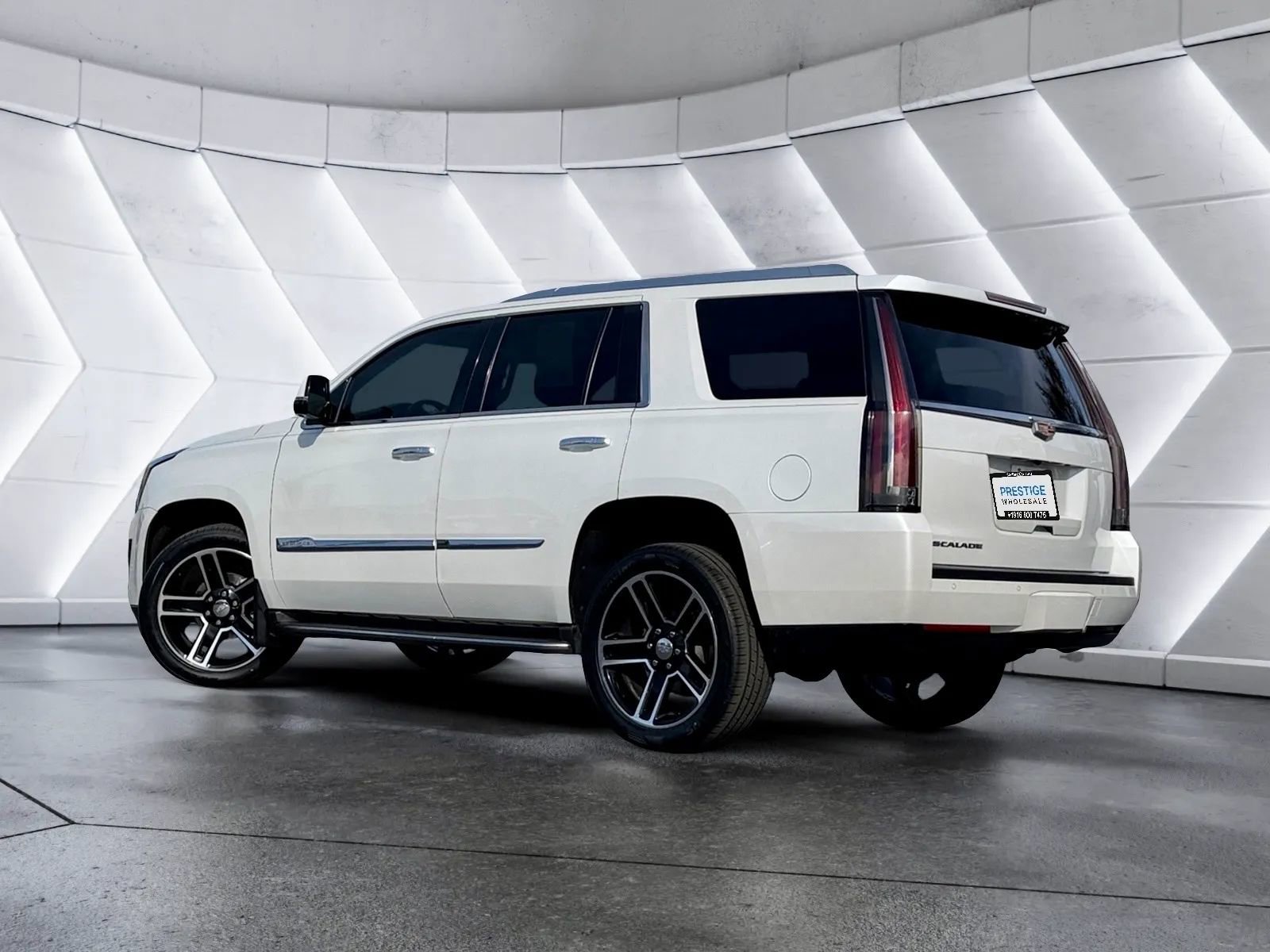 Used 2016 Cadillac Escalade Luxury image 3