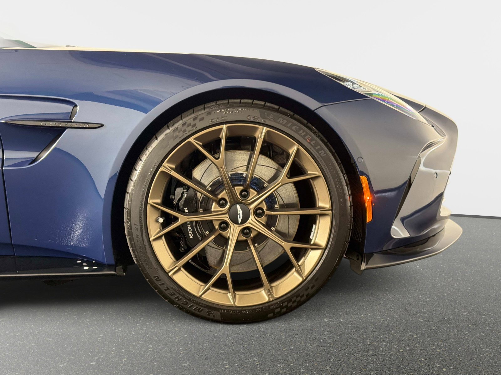 Used 2025 Aston Martin V8 Vantage Coupe RWD image 22