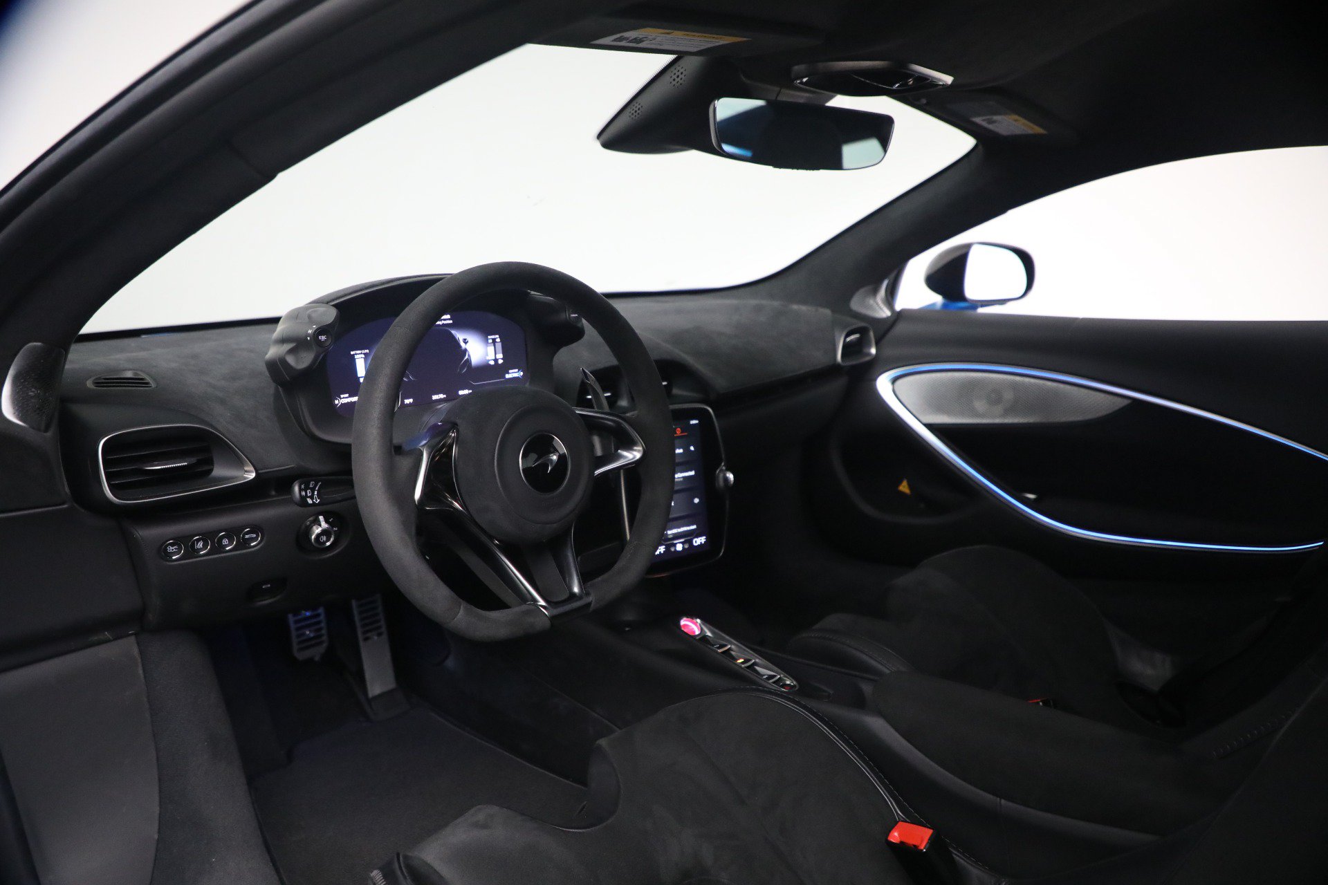 Used 2024 McLaren Artura RWD image 18