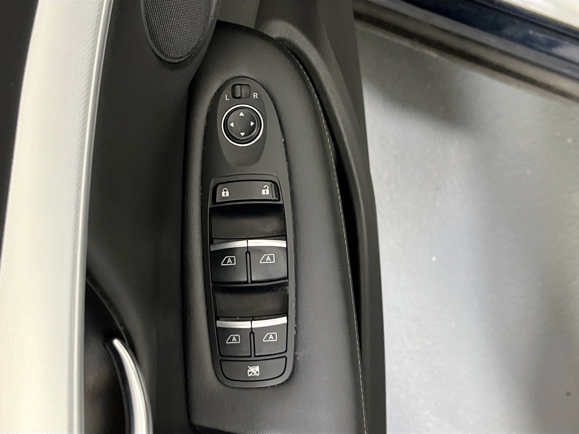 Used 2019 INFINITI QX50 Luxe image 17