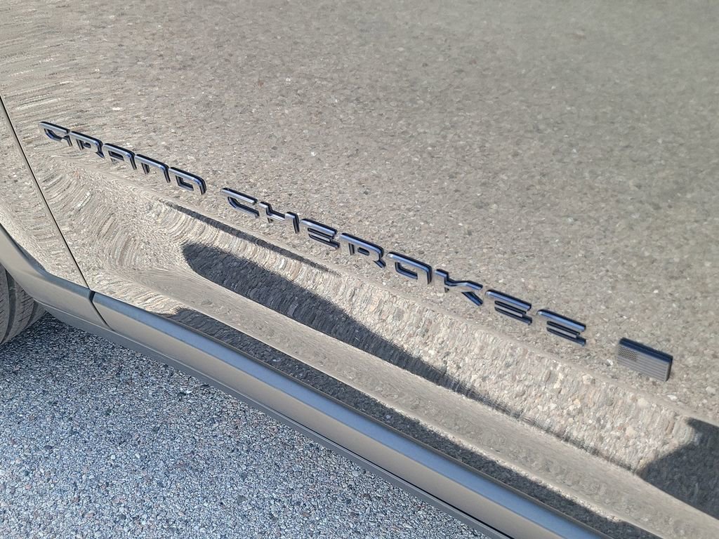 Used 2024 Jeep Grand Cherokee Limited w/ Black Appearance Package image 15