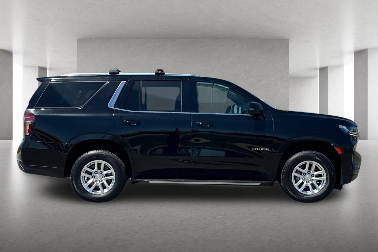 Used 2022 Chevrolet Tahoe LT w/ Luxury Package AWD/4WD image 3