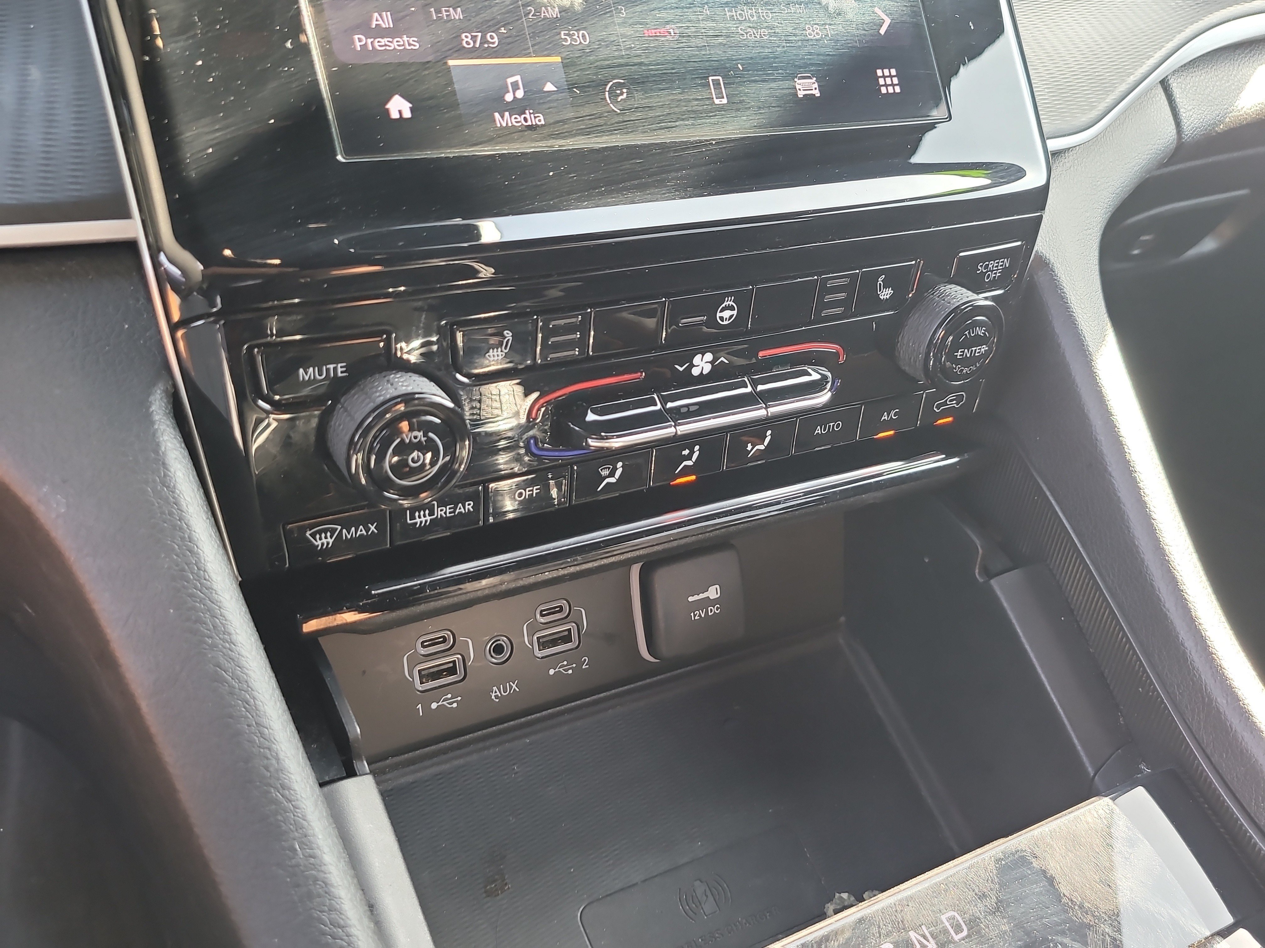 Used 2024 Jeep Grand Cherokee Altitude RWD image 24