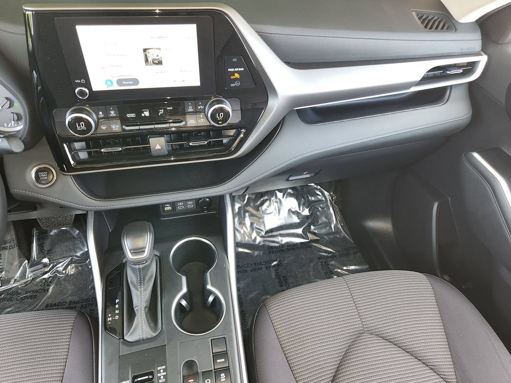 Used 2025 Toyota Highlander LE FWD image 18
