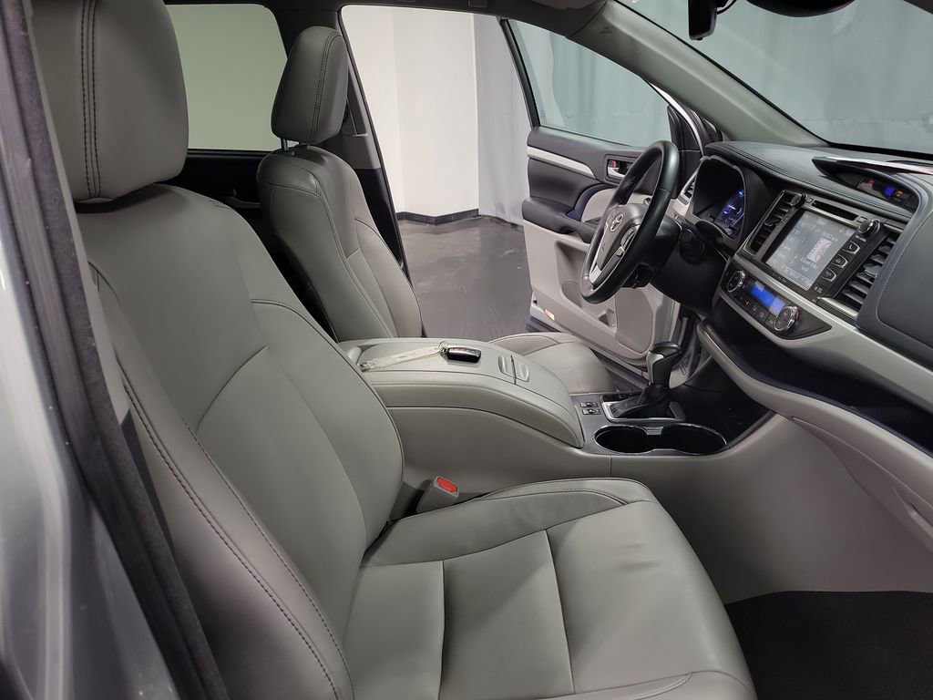 Used 2017 Toyota Highlander XLE image 24