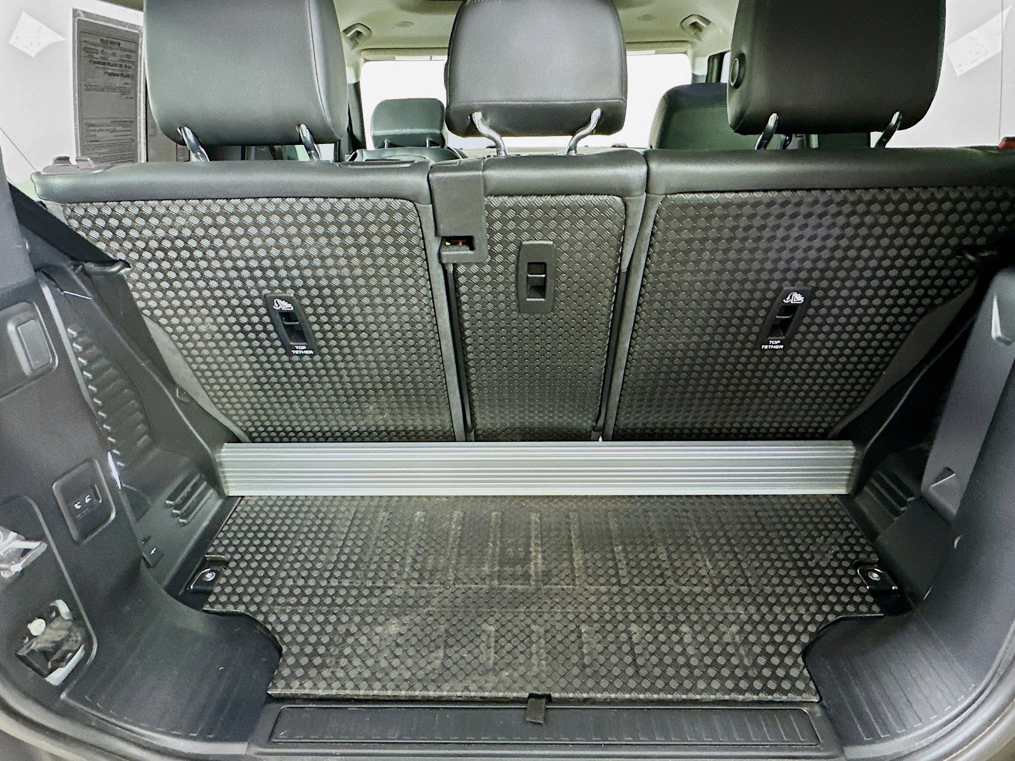 Used 2021 Land Rover Defender 90 First Edition image 37