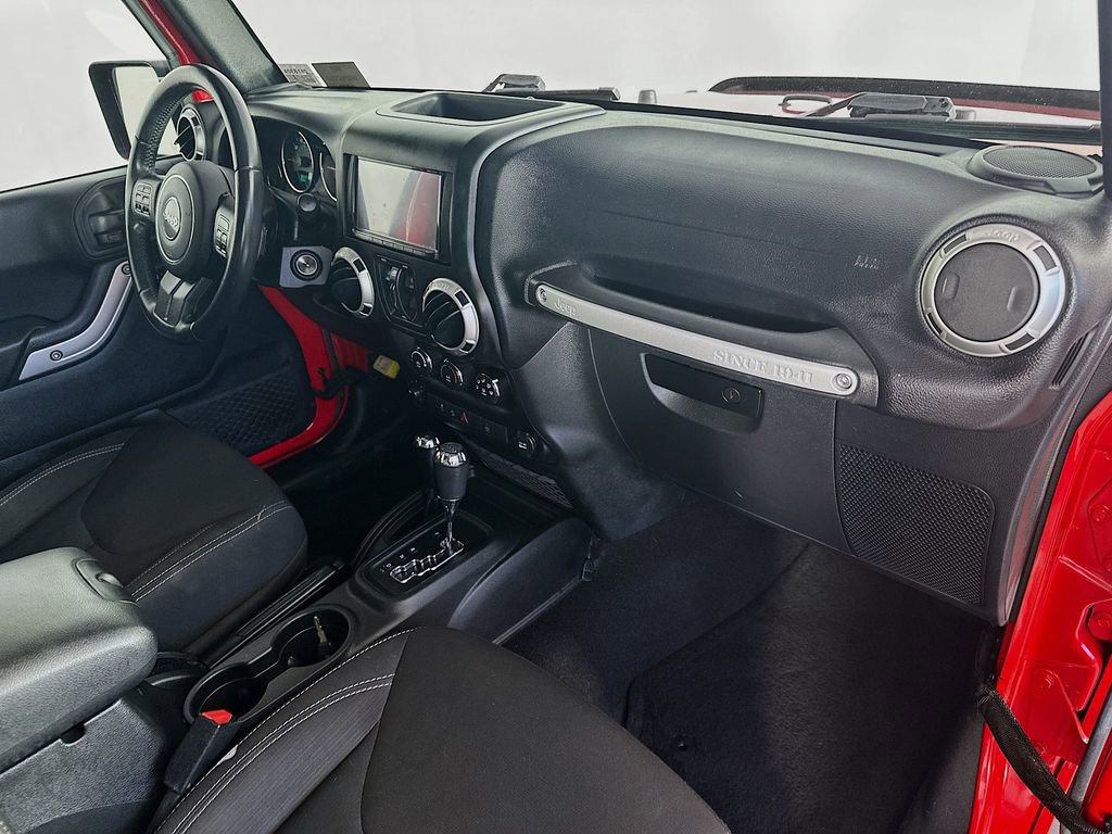 Used 2016 Jeep Wrangler Unlimited Sahara w/ Connectivity Group image 29