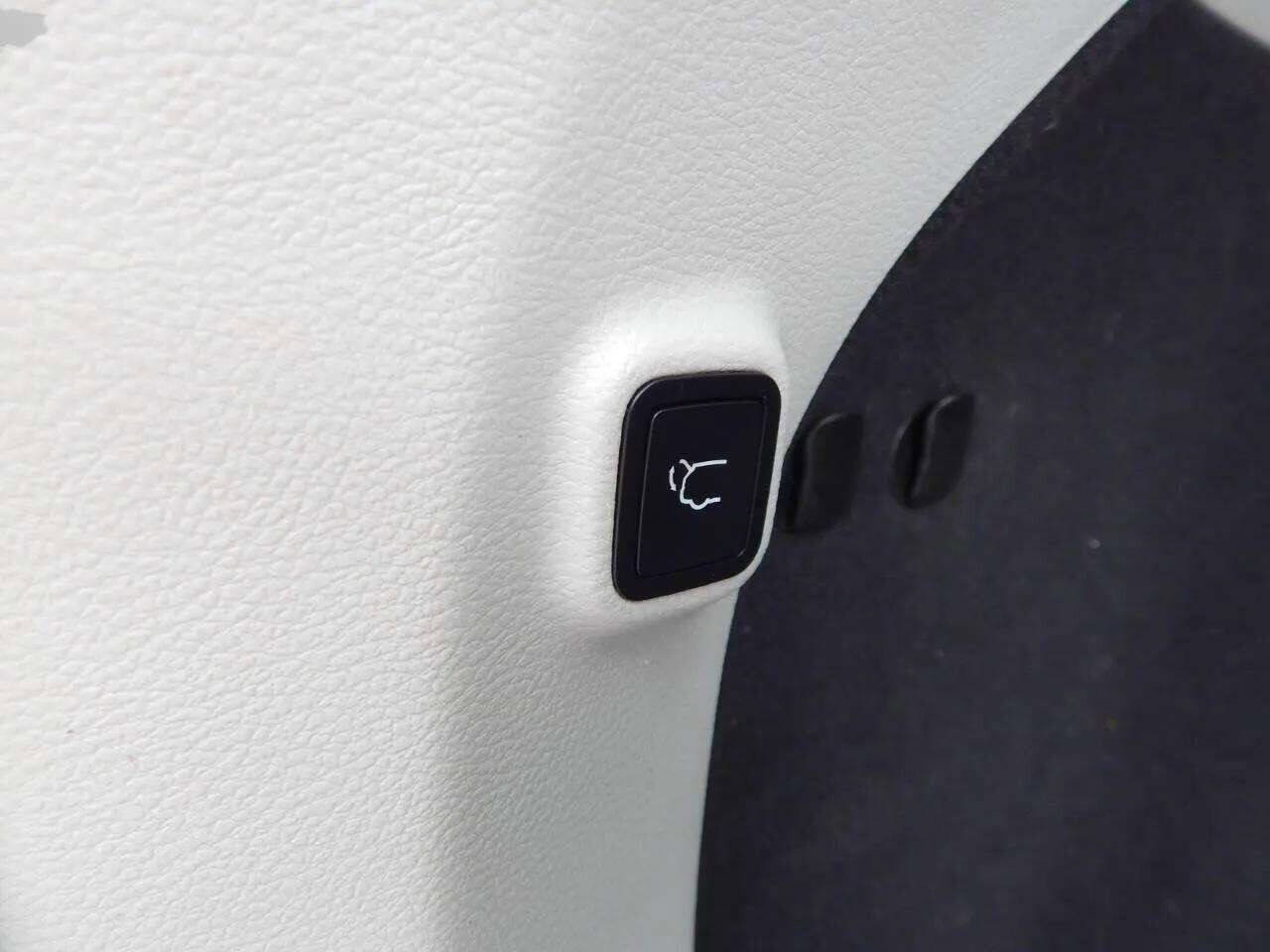 Used 2020 Jeep Cherokee Limited w/ Technology Group image 30