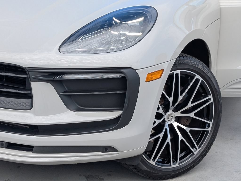 Certified 2025 Porsche Macan AWD/4WD image 10
