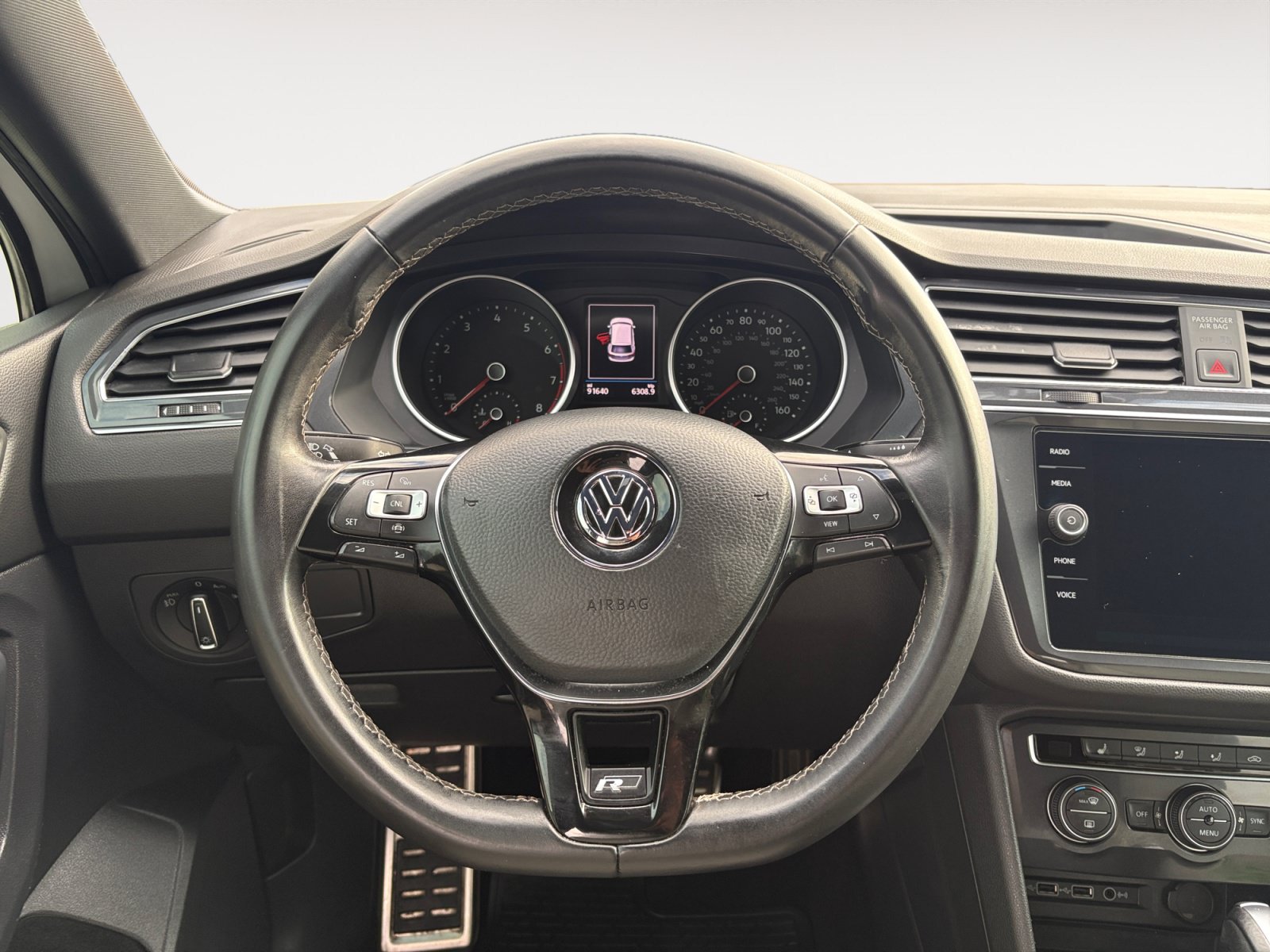 Used 2020 Volkswagen Tiguan SE R-Line FWD image 13
