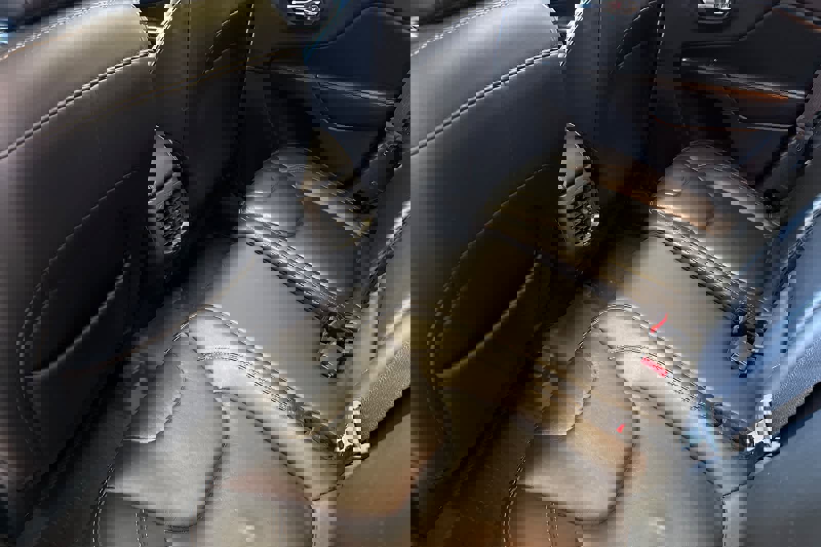 Used 2016 Jeep Cherokee Limited image 12