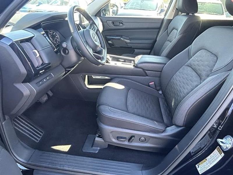 Used 2025 Nissan Pathfinder SV image 11