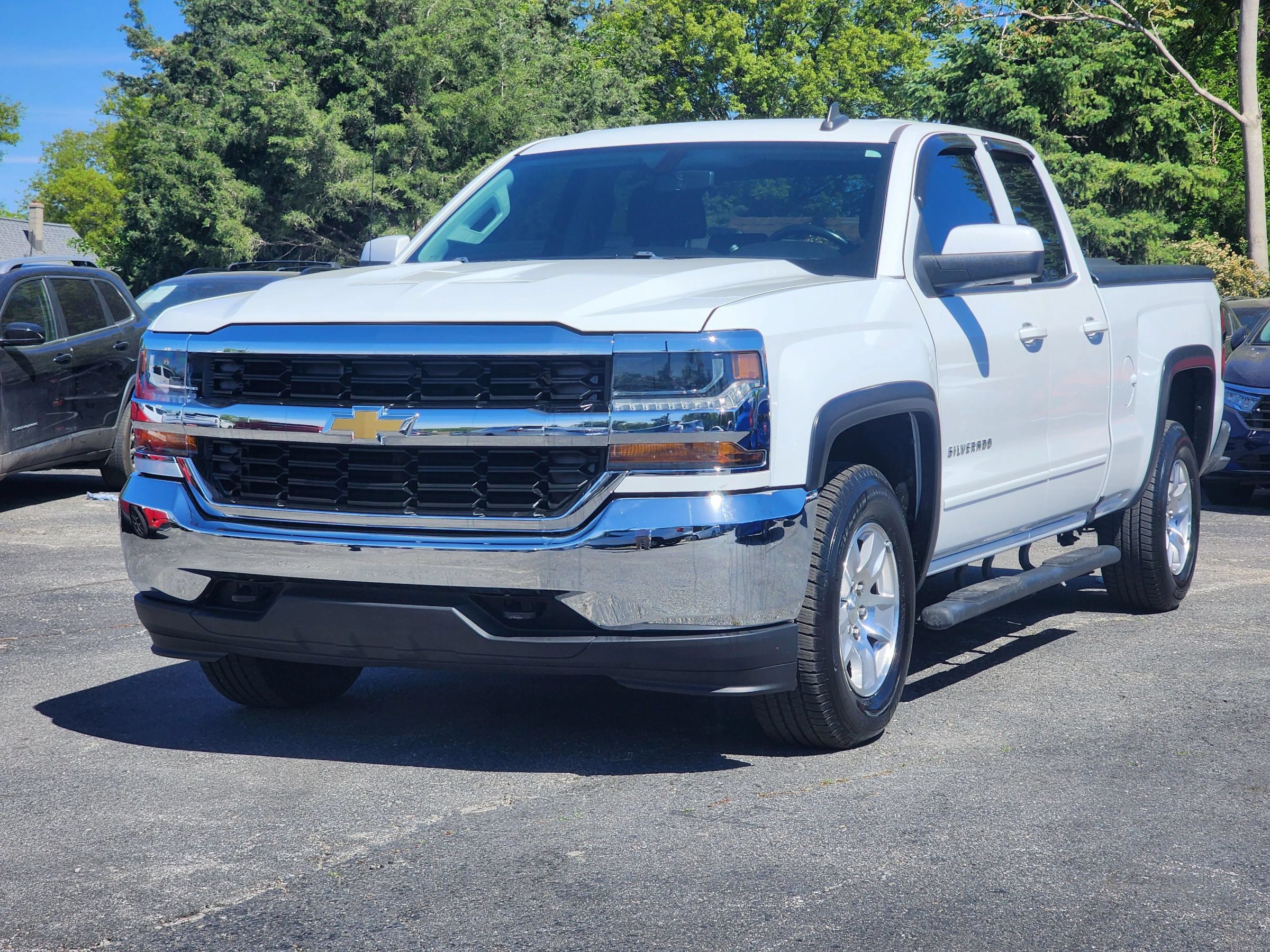 Used 2019 Chevrolet Silverado 1500 LT AWD/4WD image 3