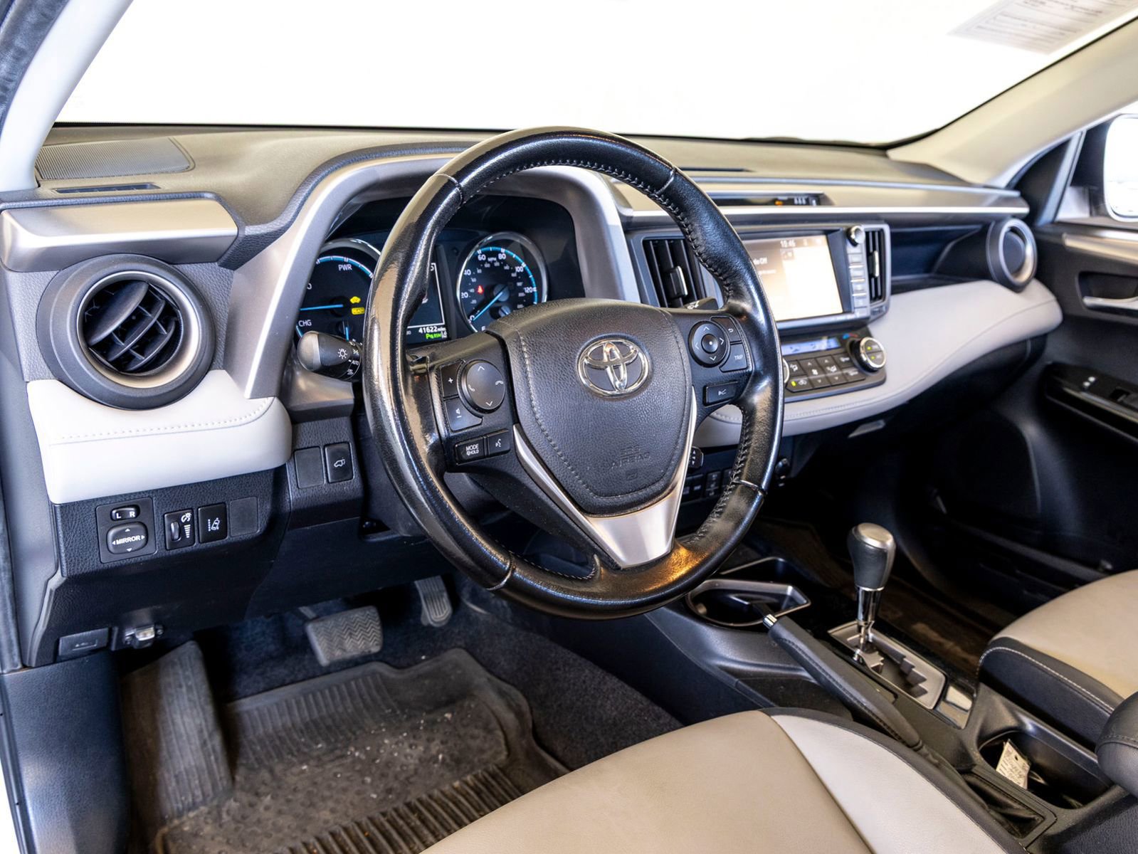 Used 2018 Toyota RAV4 Limited w/ Advanced Technology Package image 17