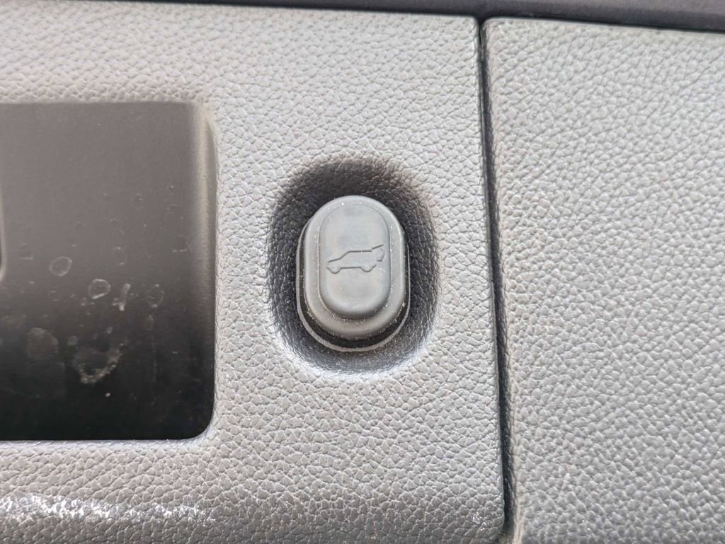 Used 2018 GMC Yukon SLE w/ SLE Value Package image 15