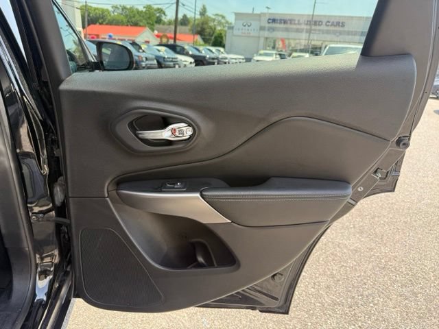 Used 2021 Jeep Cherokee Latitude AWD/4WD image 36