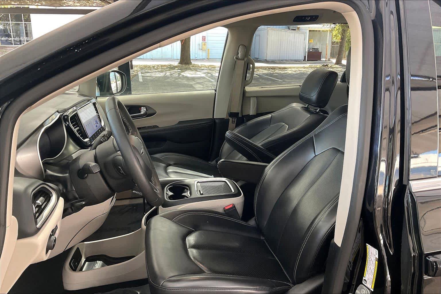Used 2023 Chrysler Pacifica Touring-L image 8