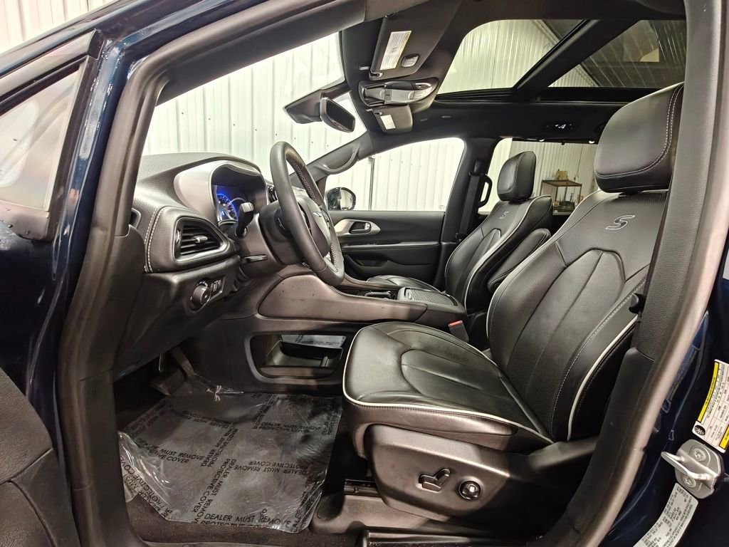 Used 2025 Chrysler Pacifica Limited image 30