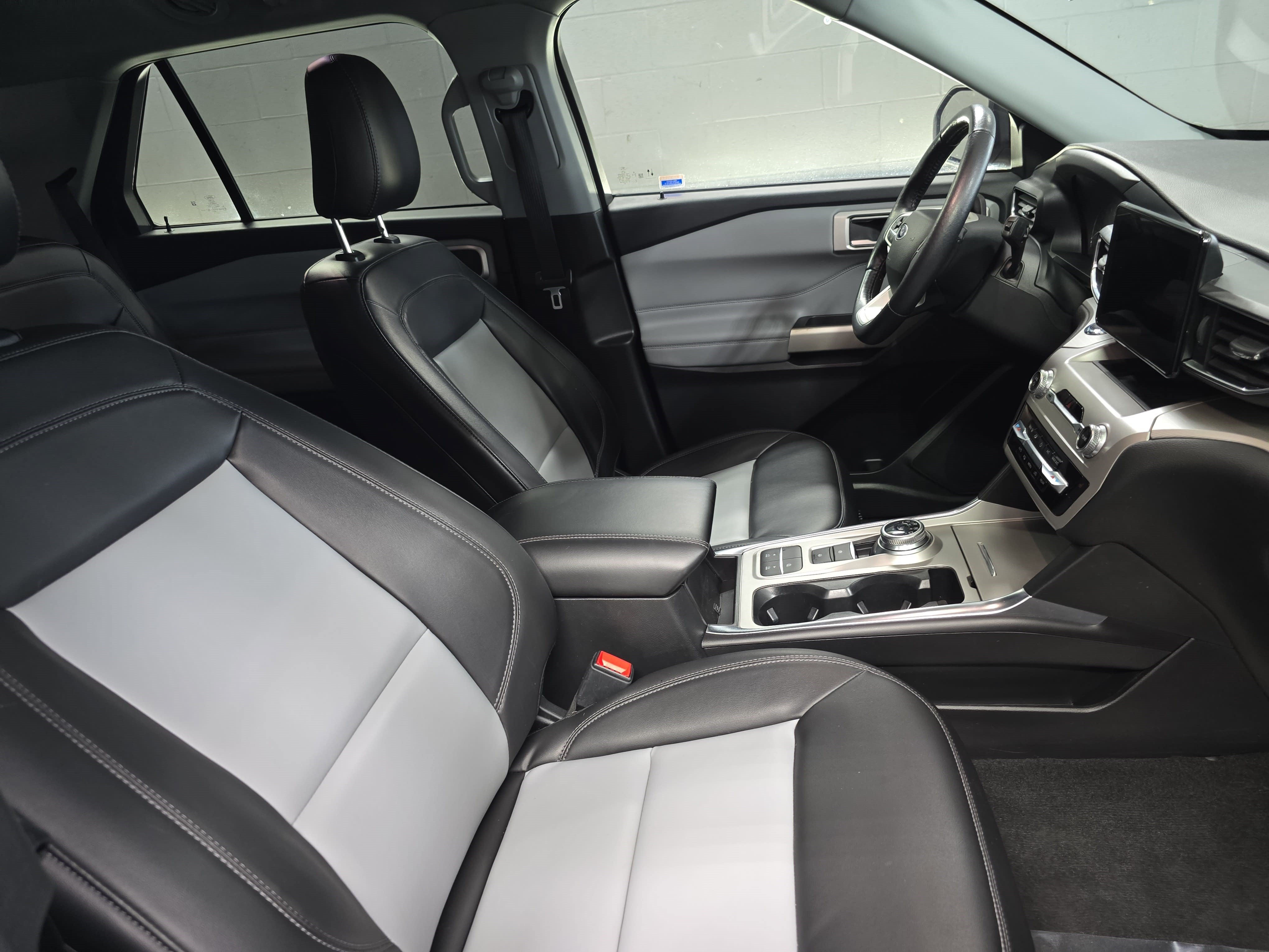 Used 2023 Ford Explorer XLT w/ Equipment Group 202A RWD image 10
