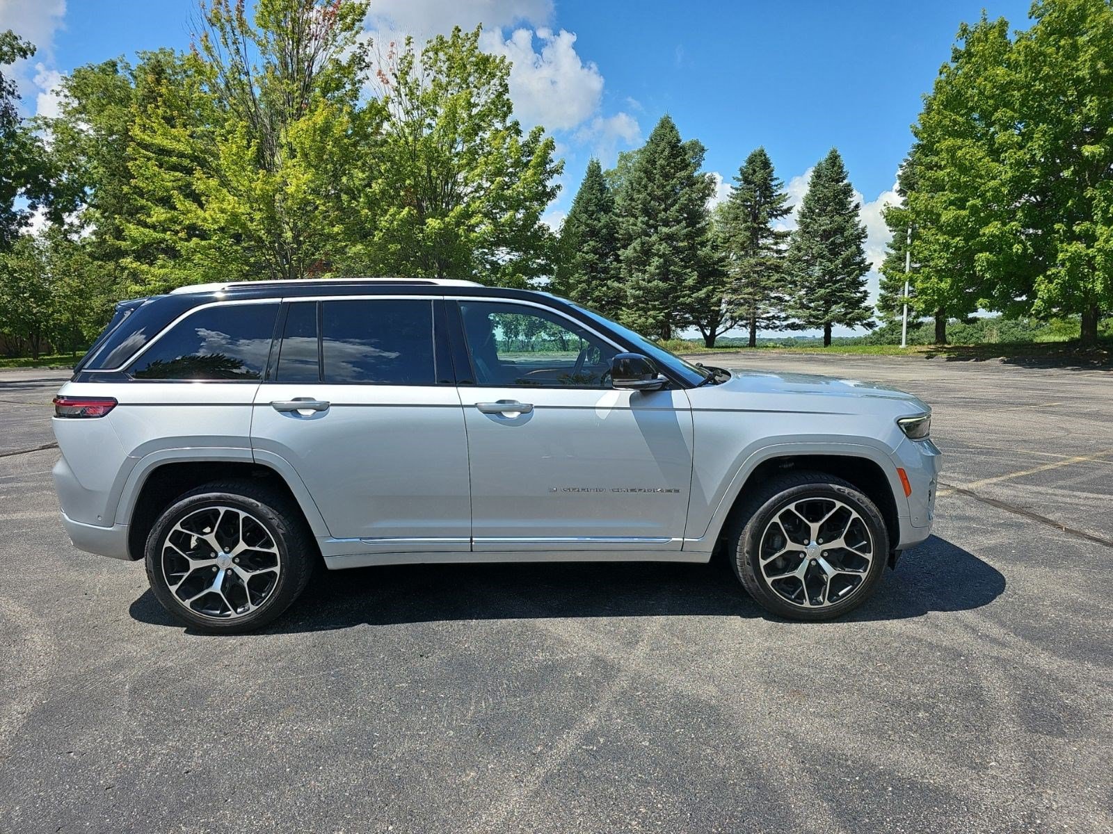 Used 2022 Jeep Grand Cherokee Summit AWD/4WD image 7