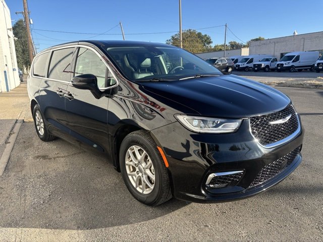 Used 2024 Chrysler Pacifica Touring-L image 10