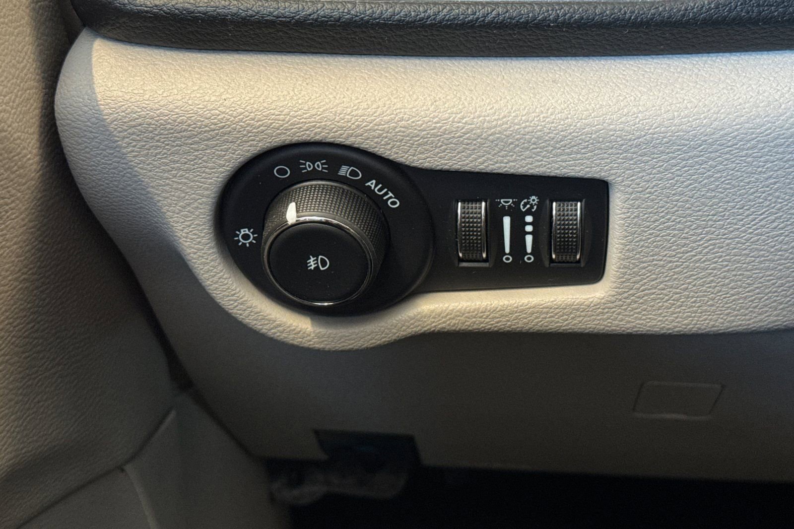 Used 2023 Chrysler Pacifica Limited w/ Uconnect Theater Family Group AWD/4WD image 33