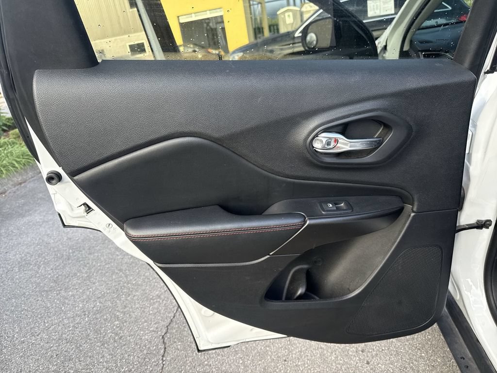 Used 2019 Jeep Cherokee Trailhawk w/ Comfort/Convenience Group AWD/4WD image 21