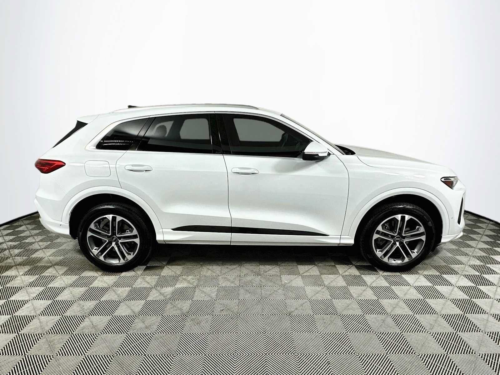 Certified 2025 Audi Q5 Premium w/ Convenience Package AWD/4WD image 8