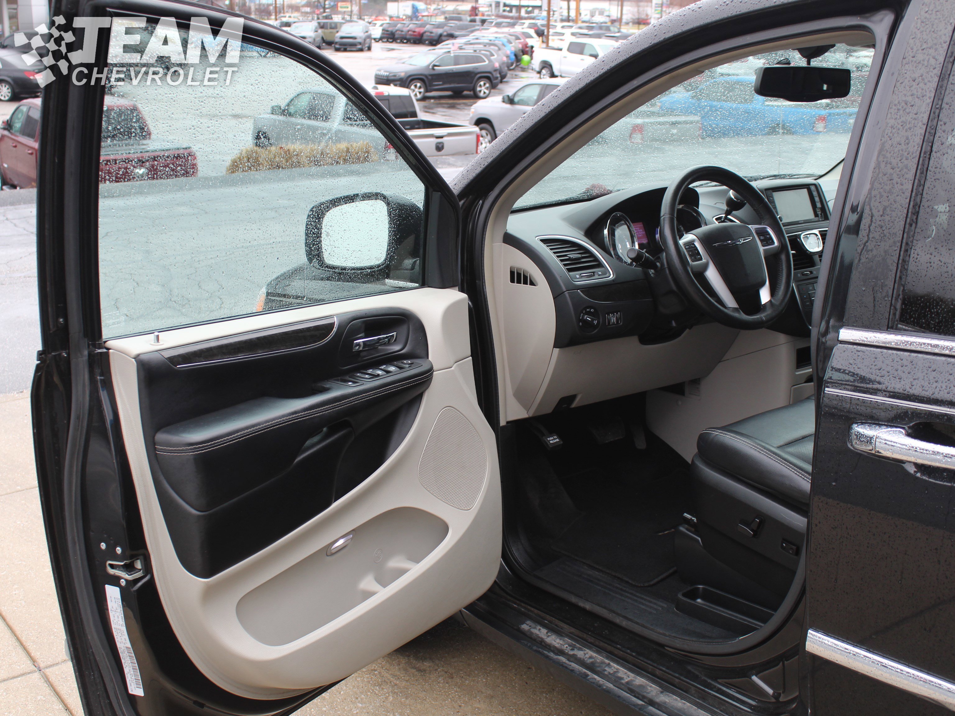 Used 2015 Chrysler Town & Country Touring-L w/ Driver Convenience Group image 10