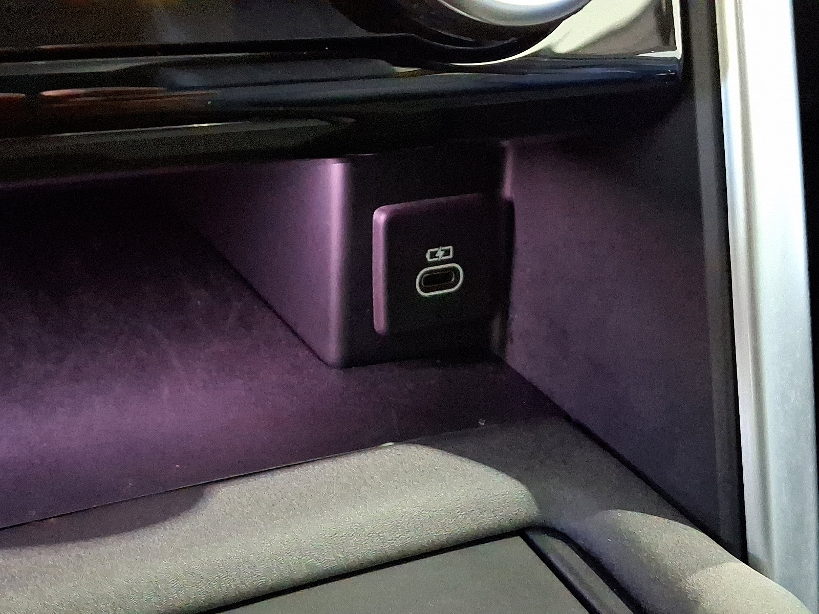 Certified 2025 Land Rover Discovery Dynamic SE image 25