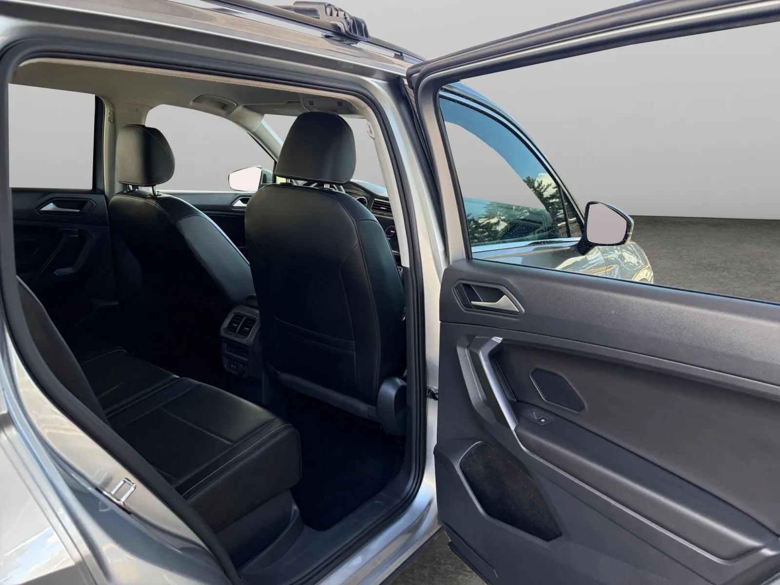 Used 2021 Volkswagen Tiguan SE AWD/4WD image 17