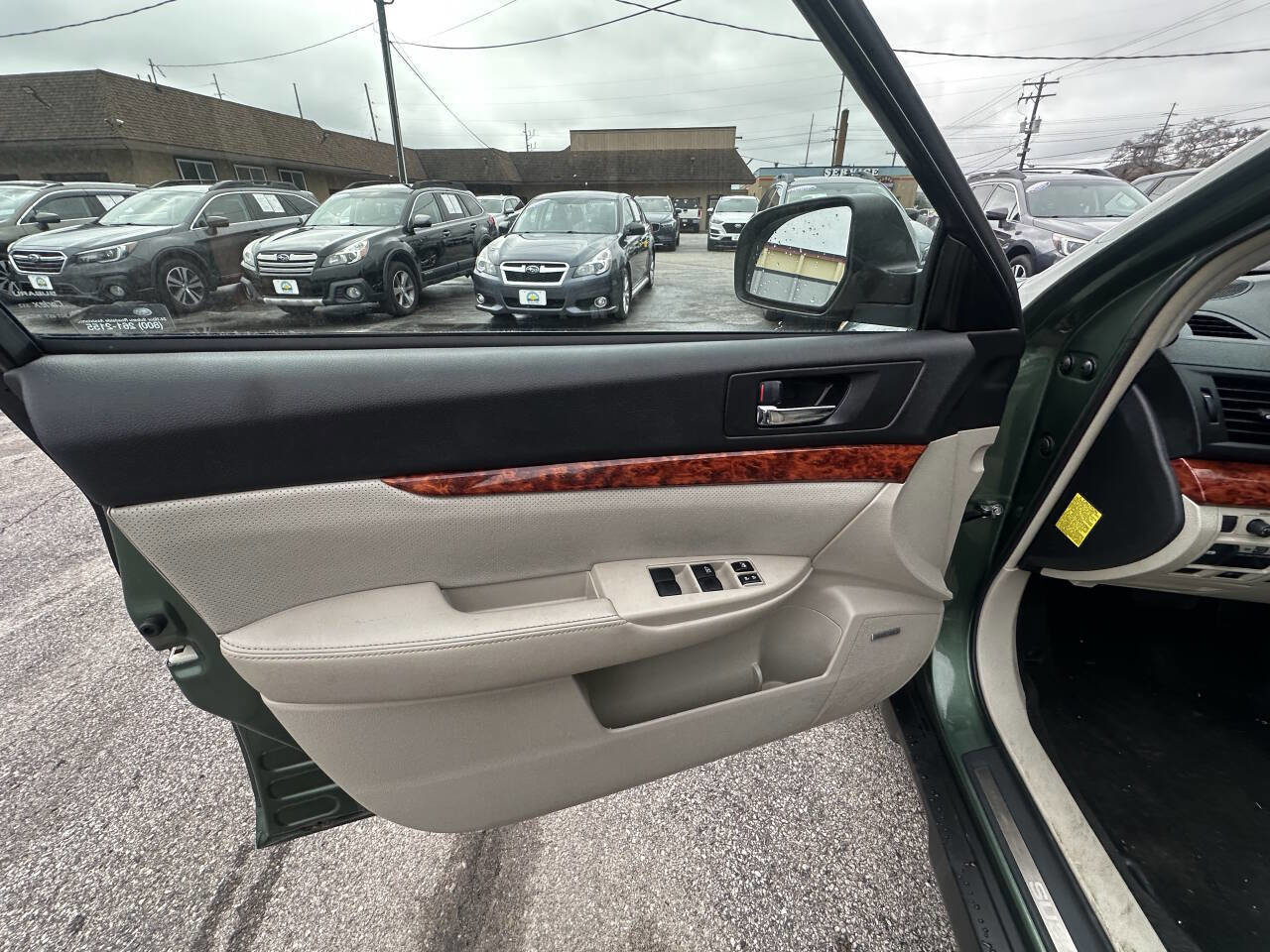 Used 2012 Subaru Outback 3.6R Limited w/ Moonroof Pkg AWD/4WD image 10