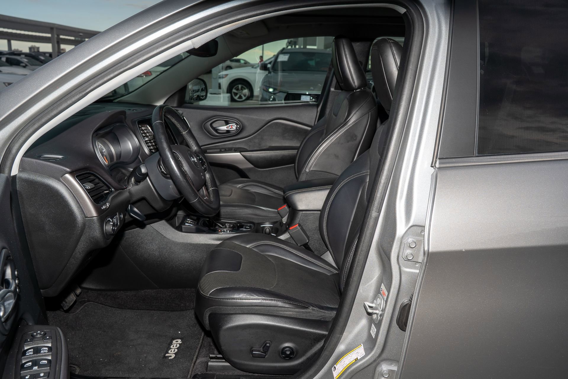 Used 2019 Jeep Cherokee Limited w/ Luxury Group image 16