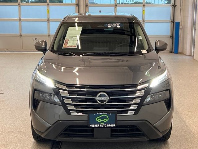 Used 2025 Nissan Rogue SV AWD/4WD image 3