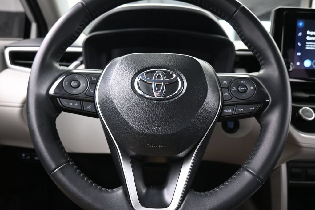 Used 2025 Toyota Corolla Cross LE FWD image 25