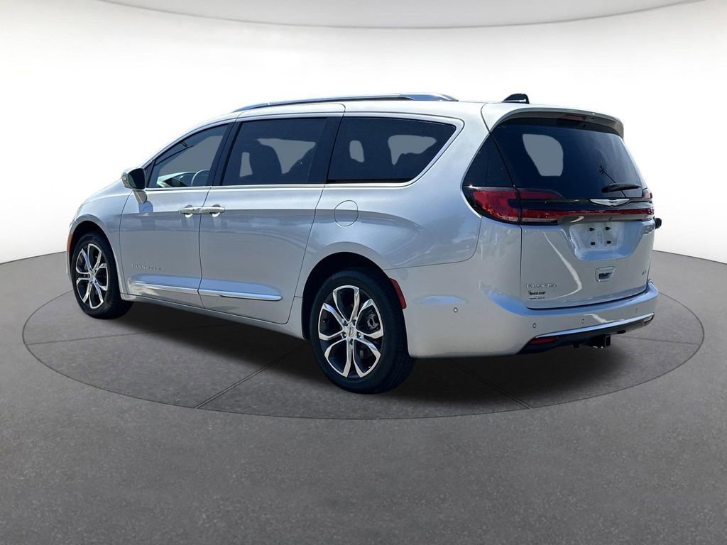 Used 2024 Chrysler Pacifica Pinnacle w/ Trailer Tow Group AWD/4WD image 3