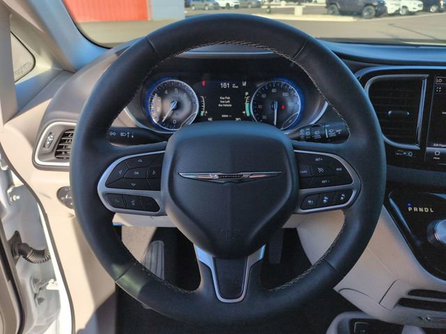 Used 2024 Chrysler Pacifica Touring-L image 17