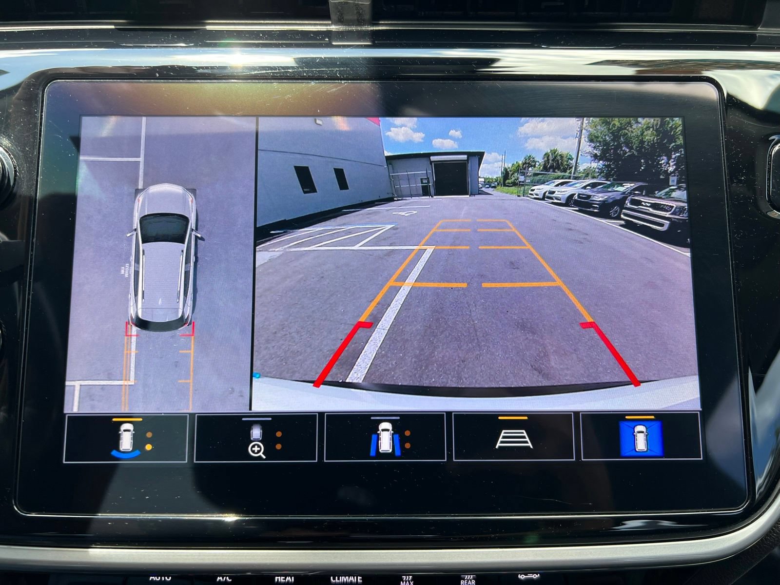Used 2022 Chevrolet Bolt EUV Premier w/ Super Cruise Package FWD image 36