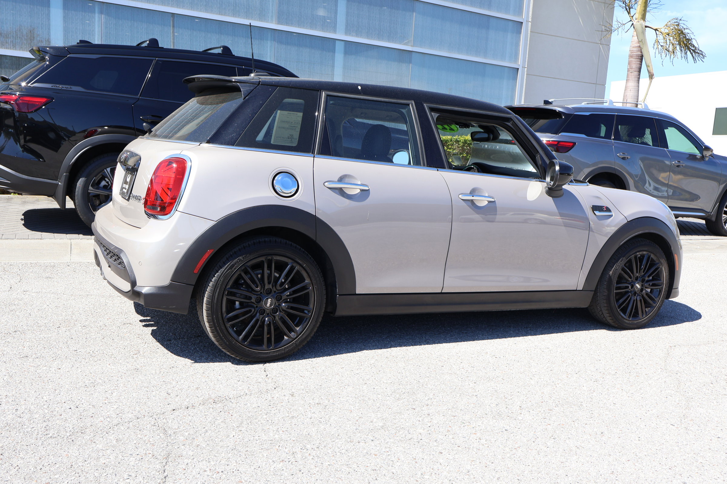 Used 2022 MINI Cooper S w/ Premium Package image 9