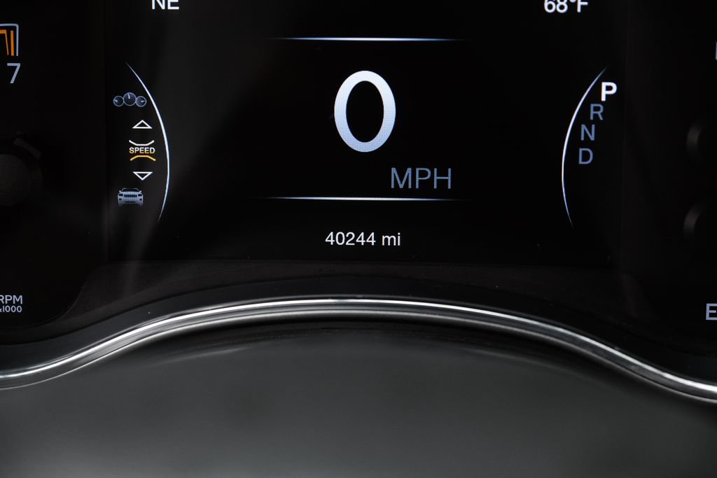 Used 2022 Jeep Grand Cherokee Limited w/ Tech Group RWD image 3