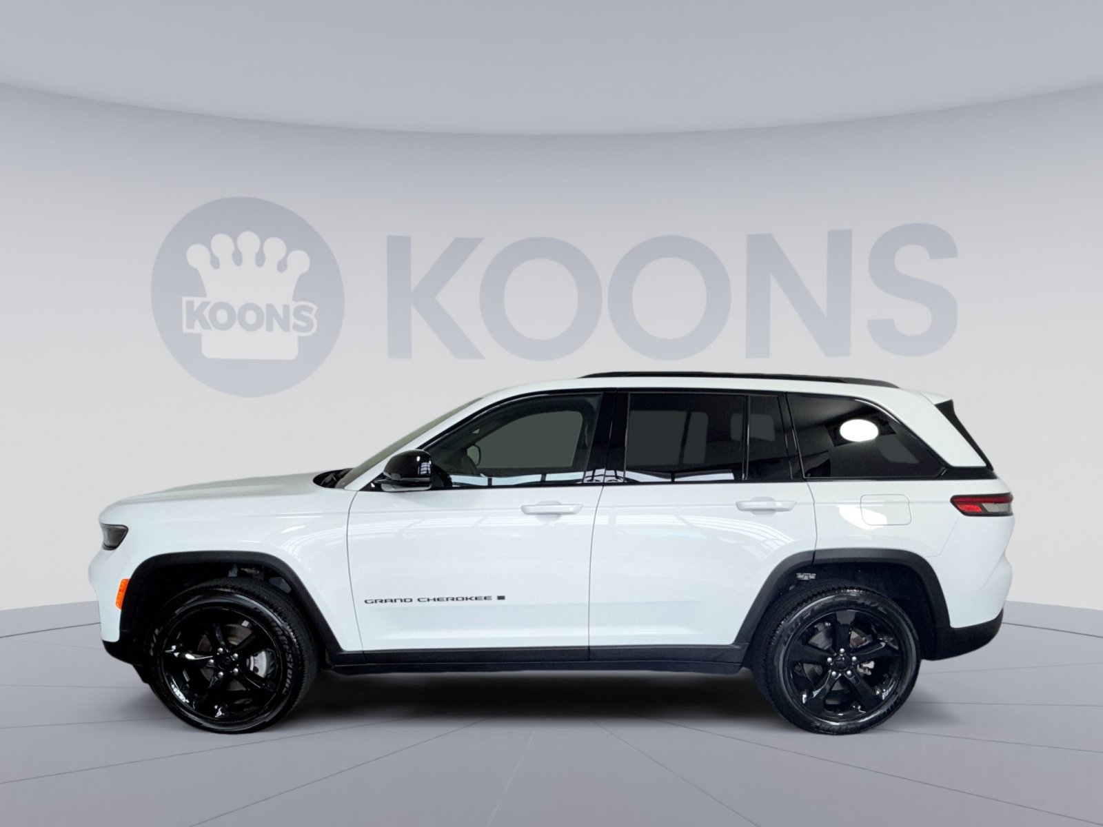 Used 2025 Jeep Grand Cherokee Altitude AWD/4WD image 2