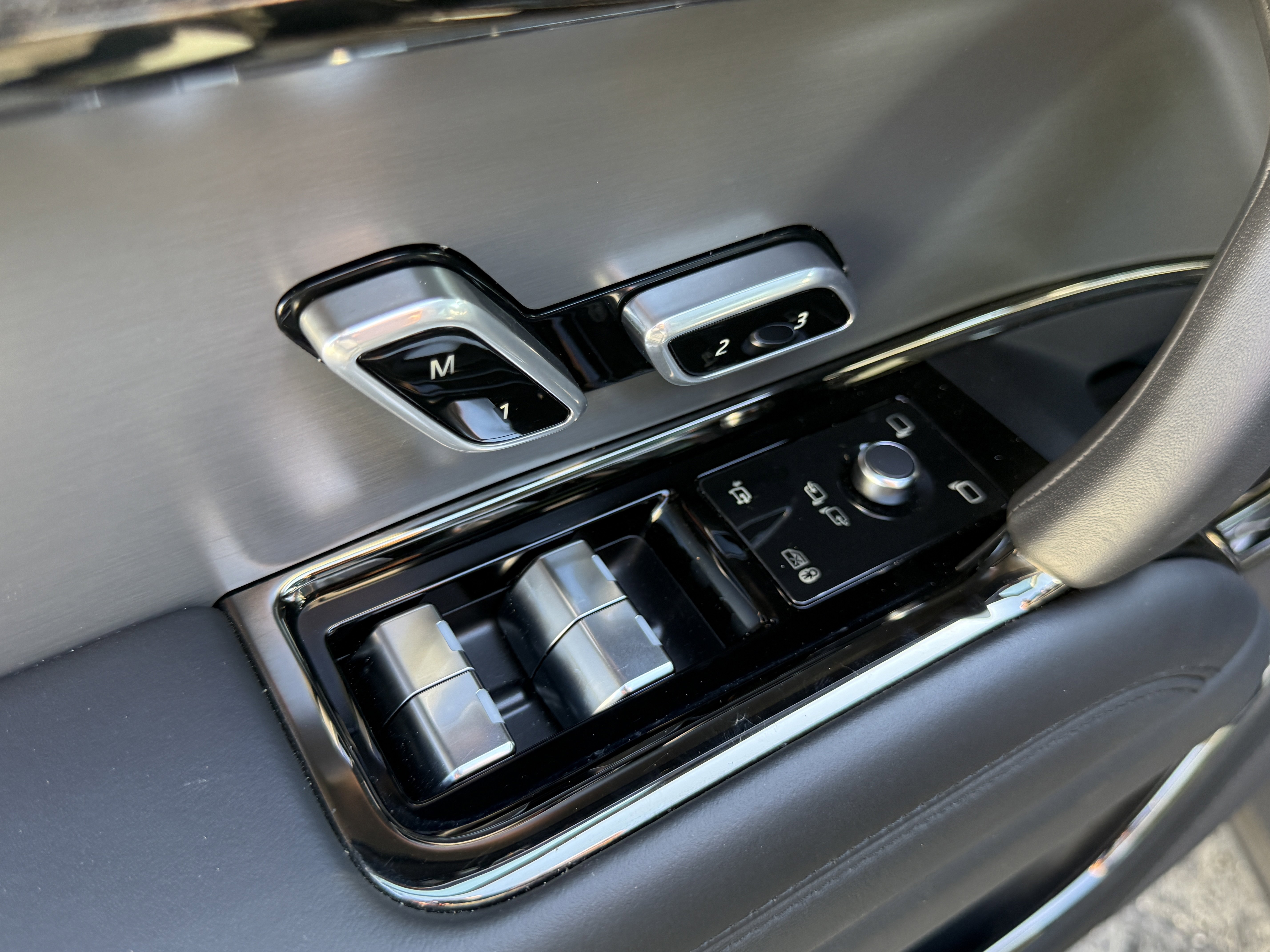 Used 2025 Land Rover Range Rover Sport SE image 11