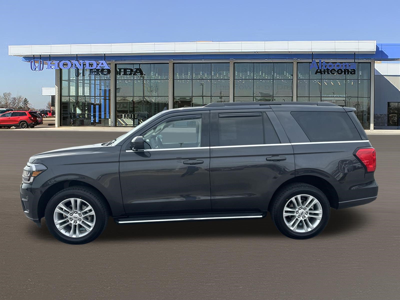 Used 2023 Ford Expedition XLT AWD/4WD image 2