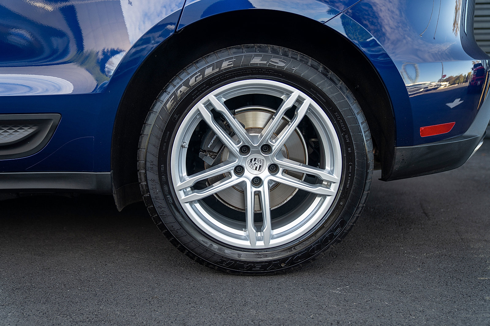 Certified 2025 Porsche Macan AWD/4WD image 25