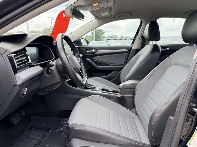 Used 2025 Volkswagen Jetta SE FWD image 16