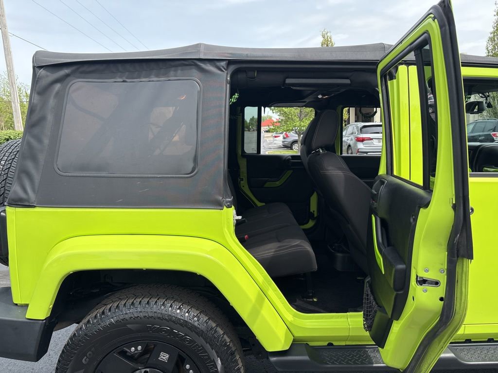 Used 2016 Jeep Wrangler Unlimited Sahara w/ Connectivity Group AWD/4WD image 33